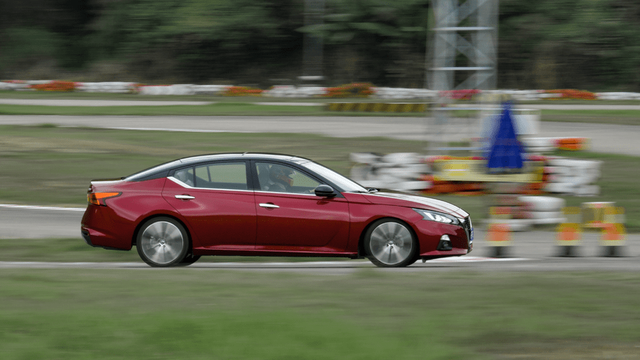 公认的舒适王！车长超4米9+祖传“大沙发”，日产天籁该怎么选？