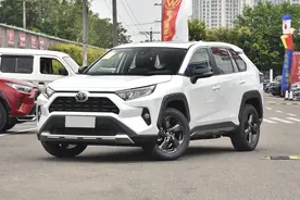 丰田低价四驱家用SUV，省心给力均衡好车，油耗仅6.3L，RAV4荣放 图片