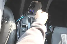 等红绿灯有必要挂N挡吗？有经验的司机都这样做，既安全又舒适图片