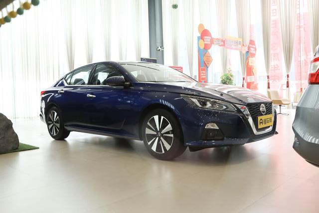 公认的舒适王！车长超4米9+祖传“大沙发”，日产天籁该怎么选？