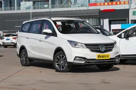 宝骏730，紧凑型MPV，7座布局，搭载1.5T发动机+6挡手动变速箱图片