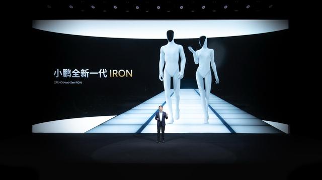 新能源车变机器人，机器人现场走猫步，2025小鹏科技日全记录