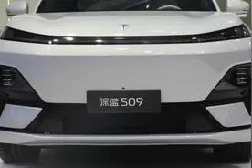 买大六座SUV！深蓝S09遇上领克900，谁是更好的选择！视频封面