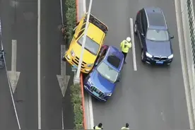 上海“路怒”碰撞险冲下立交，事件背后引网友热议图片