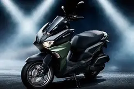 1.98万，变种雅马哈、异形155平板踏板车日本上市：标配ABS和TCS图片