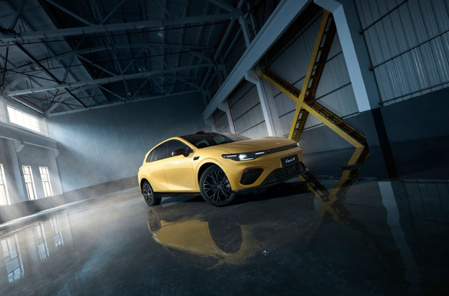 10 万级纯电轿车	，无边框车门+无麦 K 歌，零跑 Lafa5