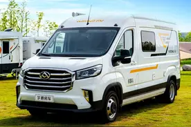 适合夫妻带娃旅行的大通房车，宇通B311经济版，4座客厅3卧大厨卫图片