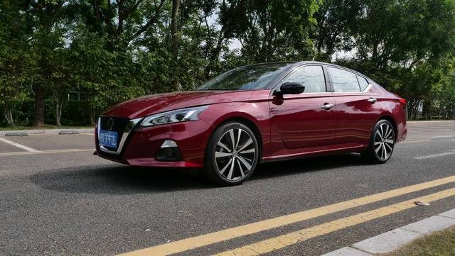 公认的舒适王！车长超4米9+祖传“大沙发”，日产天籁该怎么选？