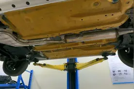 车子要不要做底盘装甲？看喵哥这做了四年后的效果，你就知道了图片