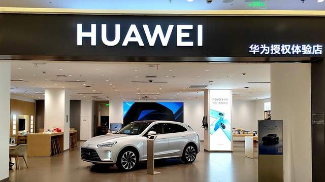 卖手机的人卖不好汽车,销量腰斩,华为亲自卖车能自救?