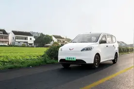 五菱宏光纯电来了！预售6.98万起，空间、省钱仍是核心卖点图片