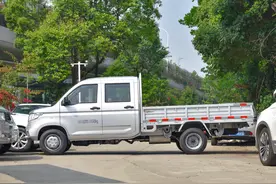 五菱荣光新卡双后轮，车长5490mm，6个车轮可拉重货，C1驾照可开图片