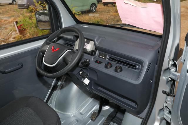 像被挤压拉高，2门1座，宽仅1.08米，来自五菱的快递小哥专用车