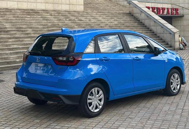 新款本田飞度实车曝光，换装新前脸，外观很前卫时尚，车身加长