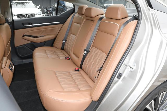 探店日产天籁，号称最舒适的B级车，售17.98万起，值不值得购买？