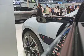尴尬，第一次坐进阿维塔12，不知怎么开门图片