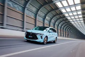 百变空间颜值高 试驾7座风行游艇图片