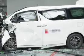 A柱弯折，全车变形，丰田埃尔法测试翻车，贵就等于好吗？图片