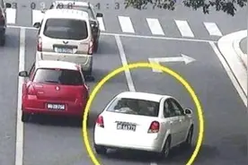 过路口，前方车坏了，能实线变道吗？图片