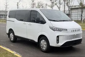 南京依维柯全新MPV曝光，对开式尾门，配2.0T柴油动力，5-9座可选图片