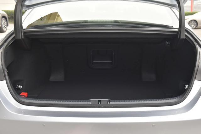 丰田中大型豪华代表,空间舒适安静,油耗低品质好,雷克萨斯ES