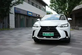 试驾雷克萨斯NX 400h+ ，内饰不再有木头，亏电油耗是亮点图片