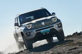 为什么震哥选择坦克700 Hi4-T作为保障车？图片