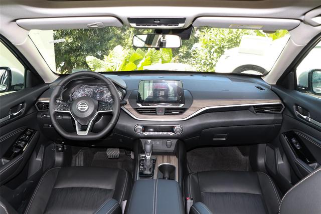 公认的舒适王！车长超4米9+祖传“大沙发”，日产天籁该怎么选？