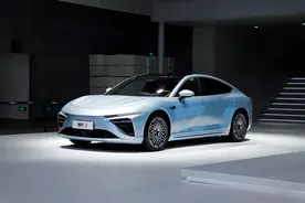 【2022广州车展】哪吒S实拍：物超所值的四门轿跑，可选增程纯电图片