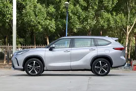 丰田皇冠陆放，车长5米多，配7座，油耗5.82L，皇冠车标显高级图片