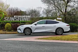 5米长，3L油耗，6秒破百，试驾吉利银河星耀8图片