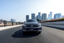 新车 | 售55.88万元，外观调整/配四驱+空悬，新款大众途锐正式上市图片