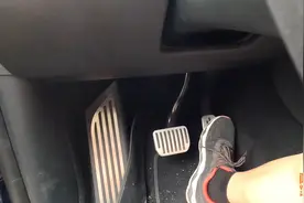 特斯拉单踏板模式广受诟病，真的只有一个踏板吗？喵哥带你去看看图片
