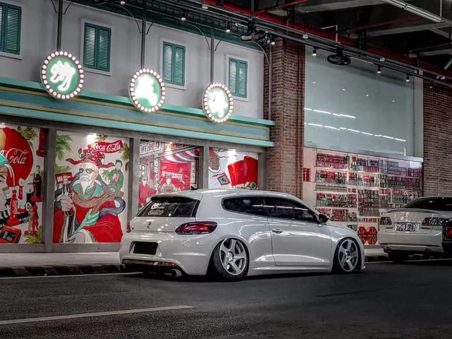 素雅姿态风的大众尚酷R，低趴后尽显竞技运动范