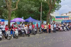 头盔佩戴还在实施，电动车保险又来了，网友：我都穷到骑电瓶车了图片
