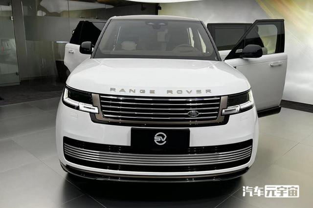 比轻混款贵15万！全新路虎揽胜卖219.8万起！零百仅5.3s