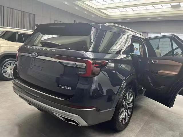 大尺寸联屏安排上了，新款福特探险者实车现身，将于8月正式上市