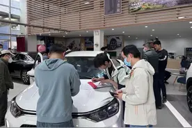 12万买雪铁龙C6，9万补贴不到账，车主拉横幅维权的真相是？图片