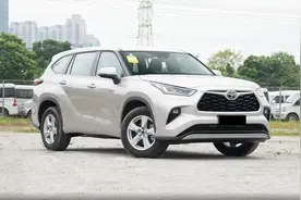 首推低配低配双擎两驱精英版，汉兰达购车手册，油耗5.82L/100km图片