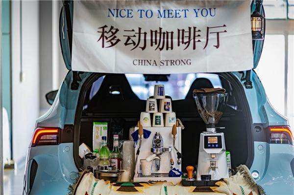 真神奇！万万没想到铠甲电池还能给其他电车反向充电