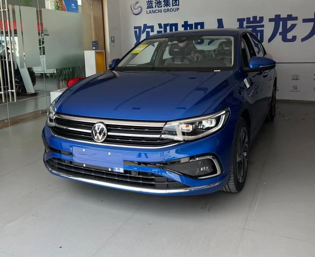 更加时尚，探店新款宝来，5个优点3个缺点，预算12万，闭着眼买？