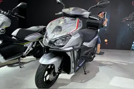 新车 | 售10999元，钱江鸿150RS正式上市，前后碟刹/踏板摩托车图片