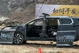 卷配置不如卷安全！星途揽月翻滚后，B柱还能挡子弹？这车真够硬图片