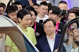 雷军“忙里偷闲”现身比亚迪展台，现场观众欢呼：遥遥领先图片