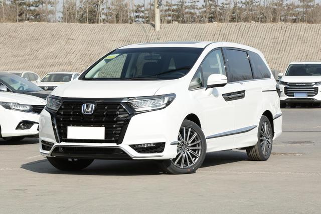 油耗6L出头，日系大7座家用MPV，宽敞舒适又耐用，实拍本田艾力绅