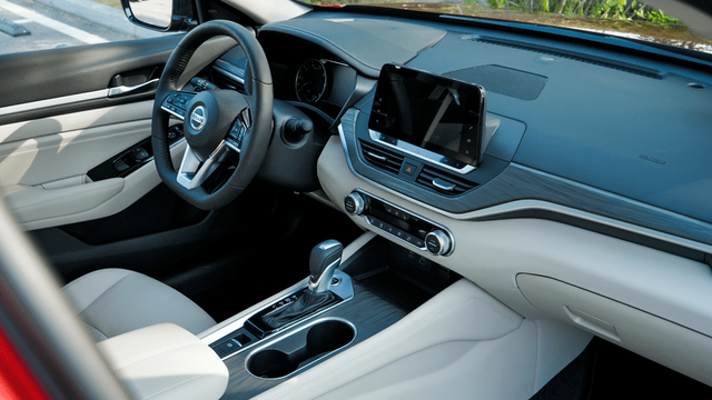 公认的舒适王！车长超4米9+祖传“大沙发”，日产天籁该怎么选？