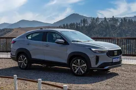 溜背轿跑SUV 菲亚特Fastback正式发布 两种动力可选图片