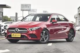 入门级豪华轿车，奔驰A级和宝马1系，谁更值得入手图片