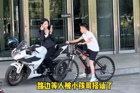 被小孩儿哥邀请参观他的兰博基尼？！视频封面