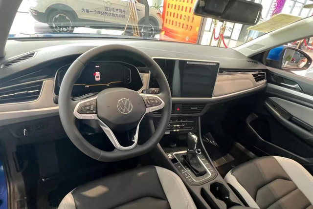 更加时尚，探店新款宝来，5个优点3个缺点，预算12万，闭着眼买？